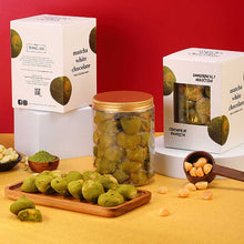 Load image into Gallery viewer, Matcha Macadamia Nuts with White Chocolate (Less Sweet) 抹茶夏威夷果白巧
